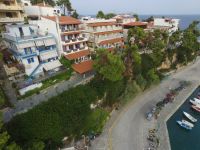 Vista aérea del Hotel Levantes <br />y puerto de Patitiri